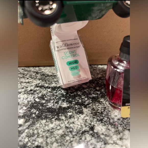 Bath and Body Works Fall Pumpkin Truck Plug and Scent bundle - Picture 8 of 11